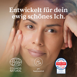 Frau mit klarer Haut und mehreren Nature Love Hyaluron Serum-Zertifizierungen um sie herum. Text auf Deutsch impliziert Hautpflege für zeitlose Schönheit.