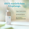 Präsentation des Hyaluronserums von Nature Love, das natürliche und vegane Inhaltsstoffe enthält.