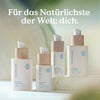 Eine Kollektion von Nature Love Hyaluron Serum-Produkten mit einer ruhigen, natürlichen Kulisse.