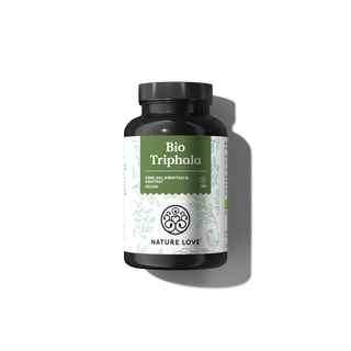 Eine schwarze Flasche Bio Triphala Kapseln von Nature Love verfügt über ein grün-weißes Etikett mit Blattmotiven und Produktdetails, das die ayurvedische Fruchtmischung aus Königsfrüchten elegant präsentiert.