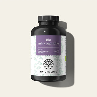Eine schwarze Flasche mit der Aufschrift „Bio Ashwagandha Kapseln“ von Nature Love, die 240 hochdosierte Kapseln enthält. Das Etikett hebt hervor, dass es vegan und frei von unnötigen Zusatzstoffen ist und so für innere Harmonie sorgt. Der Hintergrund ist schlicht.