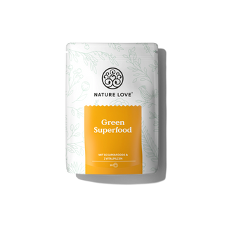 Verpackung des Green Superfood Pulvers von Nature Love mit einem gelben Etikett mit Blumenmuster und deutschem Text, der 15 Superfoods und 2 Vitalpilze hervorhebt.