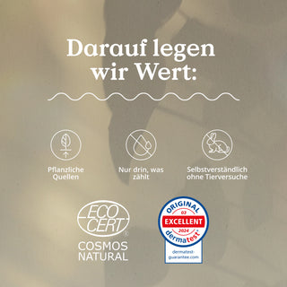 Text in Deutsch mit Zertifizierungslogos und -symbolen; Erwähnung natürlicher pflanzlicher Quellen, ausschließlich essentieller Inhaltsstoffe und Verzicht auf Tierversuche. Enthält die Labels „ECOCERT COSMOS NATURAL“ und „Original Excellent 2024“. Produkt: Hyaluron Nachtcreme. Marke: Nature Love.