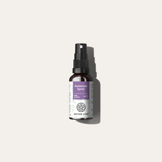 Flasche Nature Love Melatoninspray mit Schatten auf weißem Hintergrund.