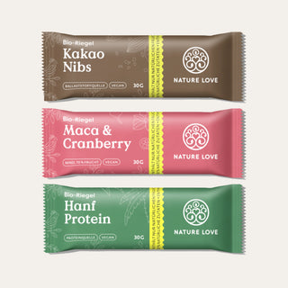 Drei Bio-Riegel Set Snackriegel von Nature Love: Kakao Nibs (braun), Maca & Cranberry (rot) und Hanf Protein (grün), jeweils 30g und als vegan gekennzeichnet.