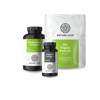 Wir stellen das Vegan-und-Fit-Set von Nature Love vor: eine schwarze Flasche Magnesium Komplex mit wichtigen Mineralstoffen, eine kleinere schwarze Flasche veganes Omega-3-Algenöl für pflanzliche Vorteile und eine weiße Packung Bio Vegan Protein zur Unterstützung einer sauberen Ernährung.