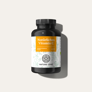 Eine schwarze Flasche Nature Love Vitamin C aus Bio Acerola Kapseln mit natürlichem Vitamin C, mit einem weiß-orangefarbenen Etikett und einem Schatten rechts auf hellem Hintergrund.